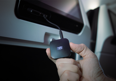 Bild: How to Connect AirPods and Wireless Headphones to In-Flight Entertainment